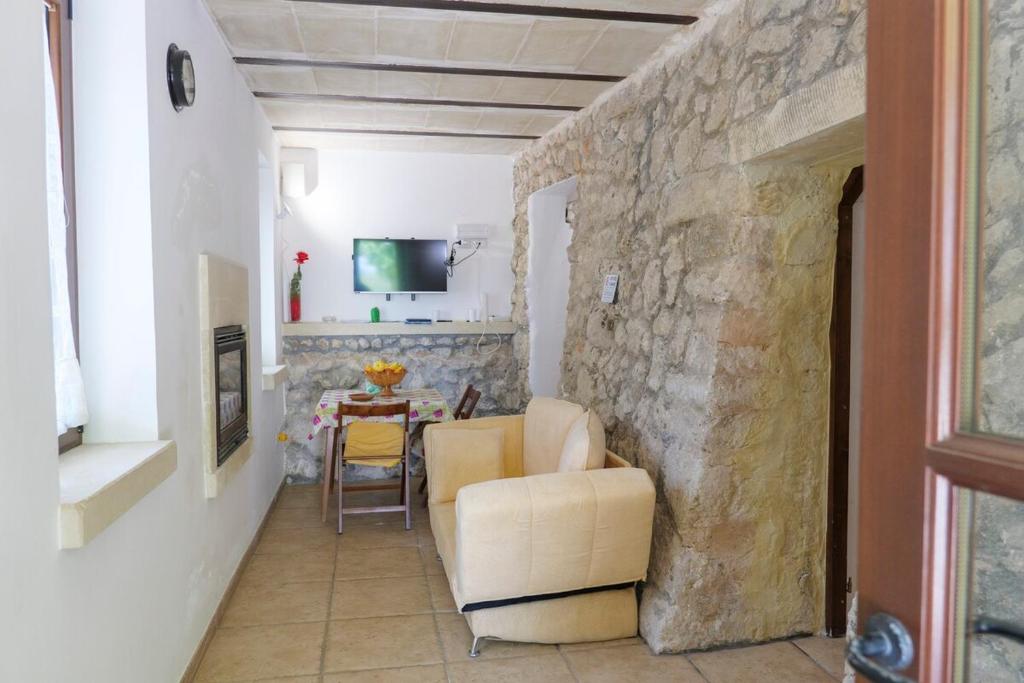 Soggiorno con pareti in pietra a vista