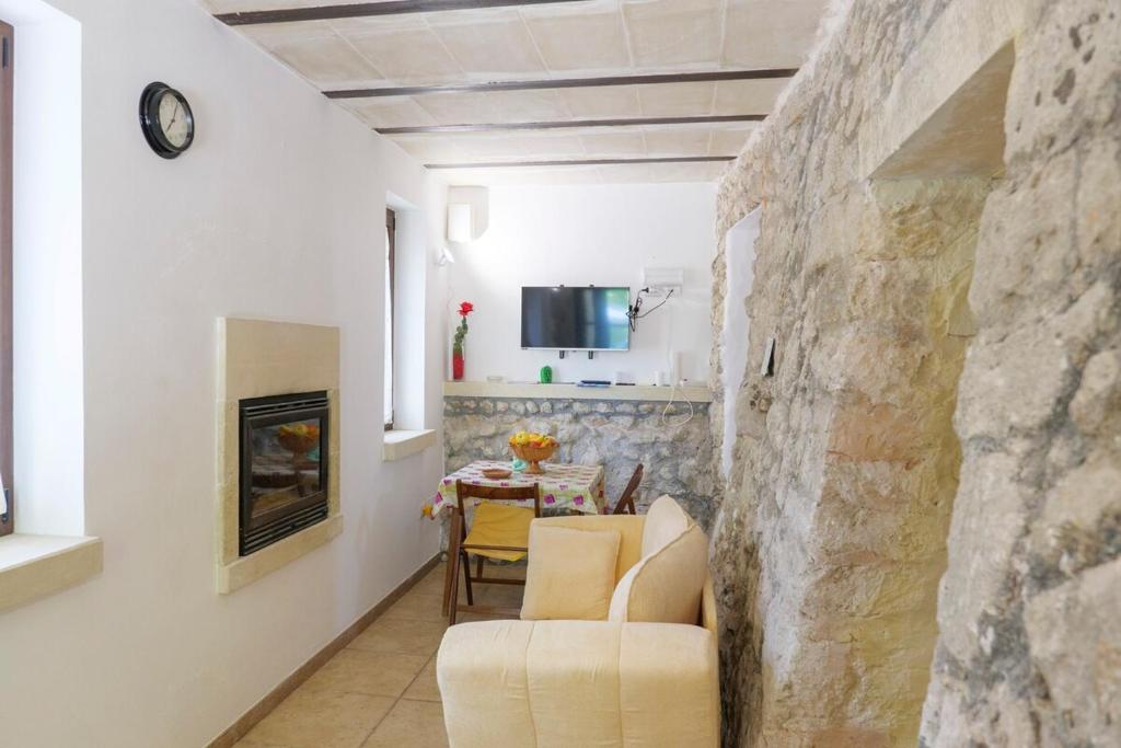 Salotto con divani e camino