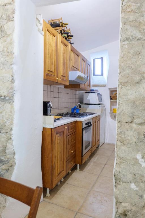Cucina e passaggio in pietra