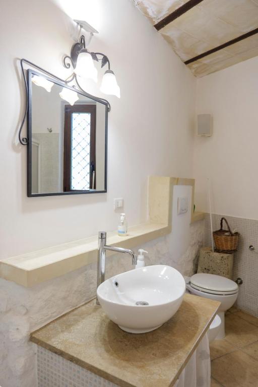 Bagno con lavabo d’appoggio e specchio