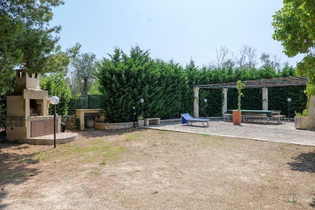 Giardino con barbecue in muratura e pergolato