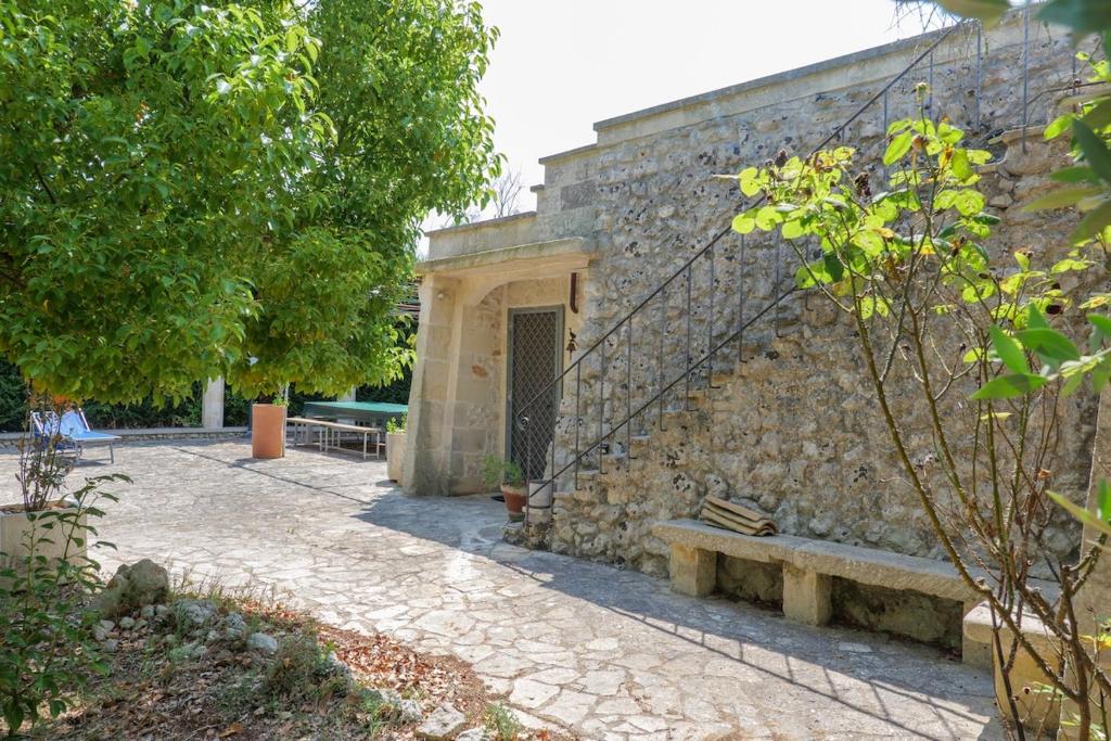 Dimora Marsanou immersa nel giardino salentino