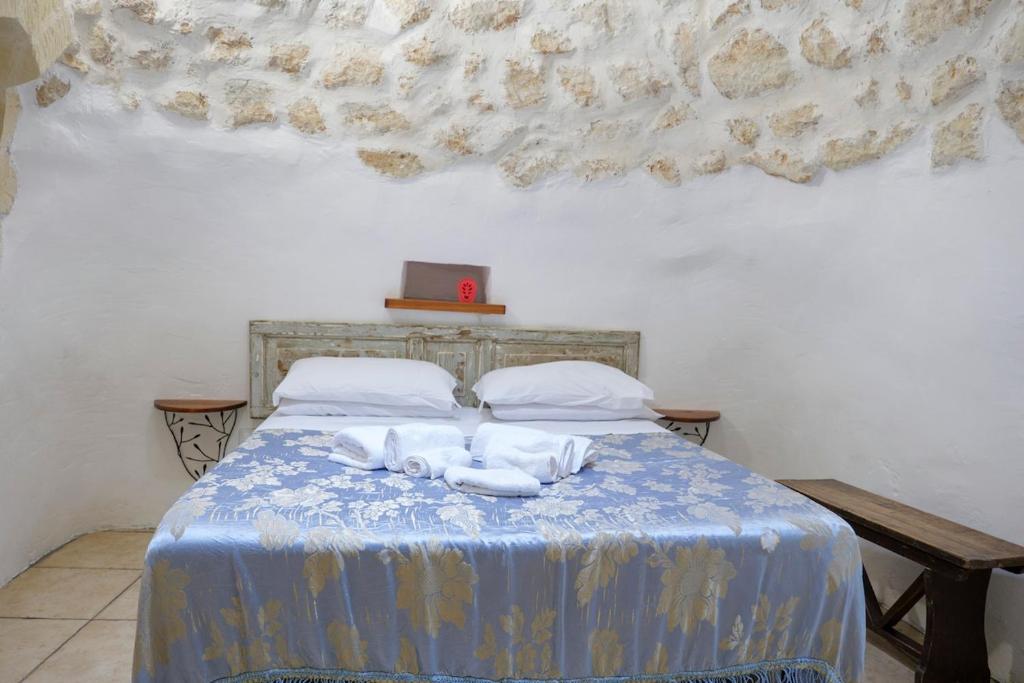La camera nella pajara, con il soffitto a cono in pietra.